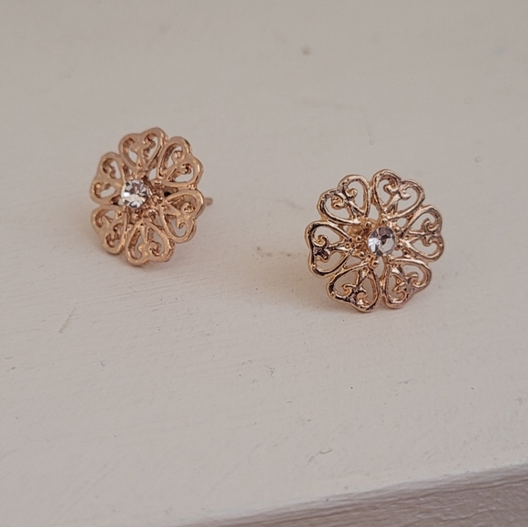 2 for $14! Vintage Gold Tone Flower Stud Earrings - Picture 3 of 3